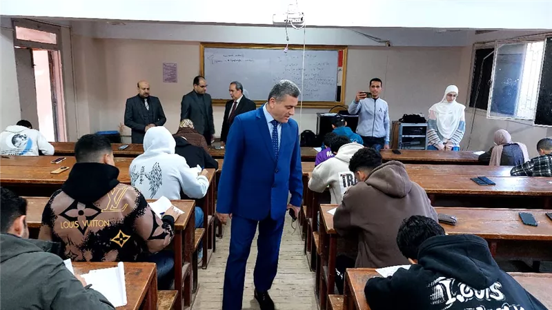 نائب رئيس جامعة بنها يتفقد امتحانات الفصل الدراسي الأول بكلية العلوم
