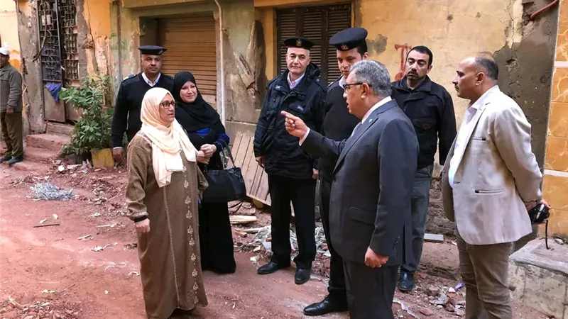 محافظ الدقهلية يتفقد موقع العقار المنهار جزئيًا بالمنصورة