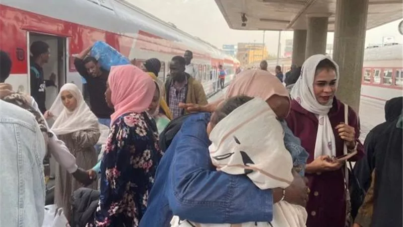 قطار العودة الطوعية الـ 42 يغادر ميدان رمسيس متجهًا إلى السودان