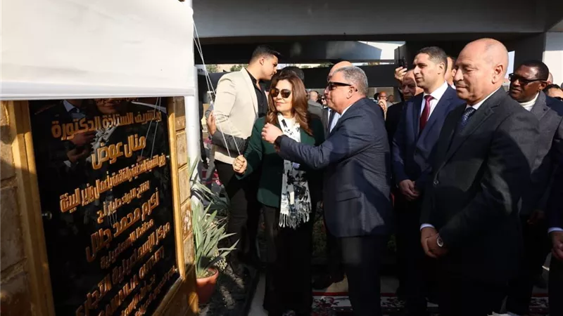 وزيرة التنمية المحلية ومحافظ الإسماعيلية يفتتحان مركز «ISMAILIA OUTLET»