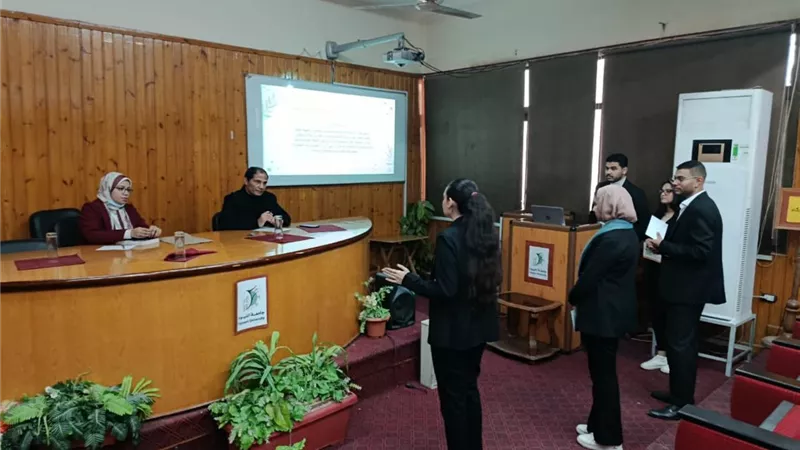 لجنة أكاديمية متخصصة تقيم مشروعات تخرج طلاب السياحة بجامعة الفيوم
