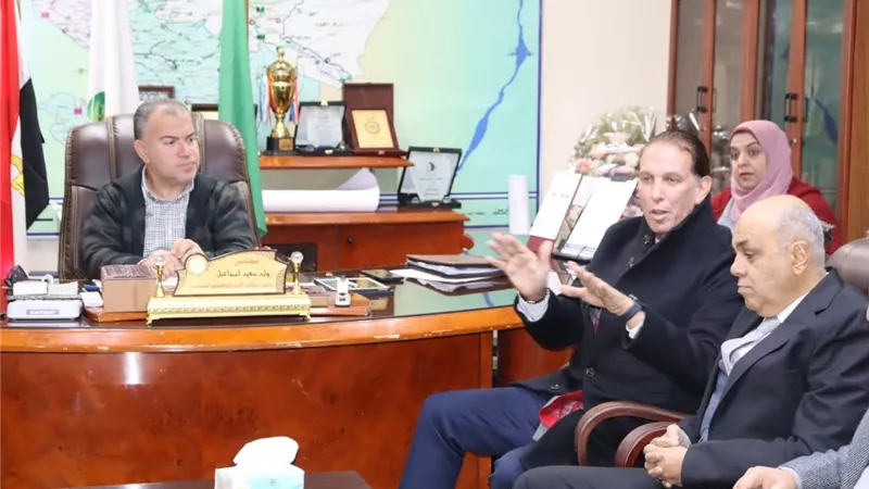 رئيس «مياه الفيوم» يناقش الموقف التنفيذي لمشروعات الصرف الصحي