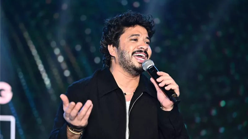 مصطفى حجاج يشعل حفله الثاني بـ«الكريسماس» في العاصمة الإدارية