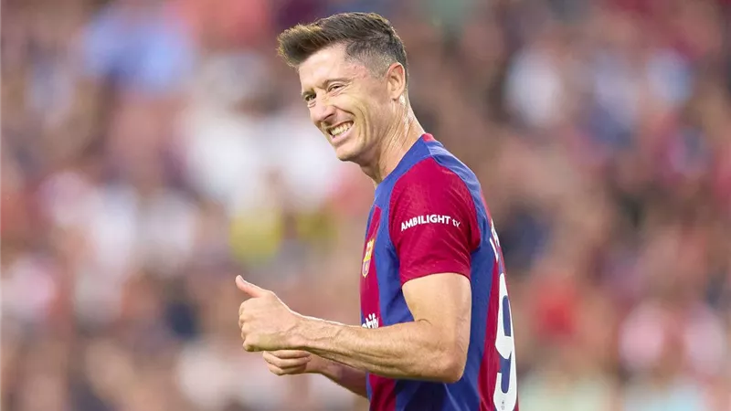 مستقبل ليفاندوفسكي يتأرجح بين برشلونة وعروض الخليج وأمريكا
