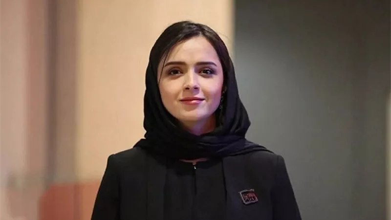 فنانة إيرانية تحتج علي طريقتها الخاصة ضد قانون الحجاب الإلزامي