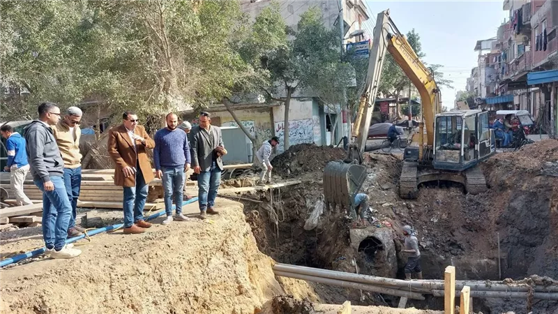  رئيس مدينة كفر الدوار يتابع أعمال الصرف الصحي ضمن «حياة كريمة»