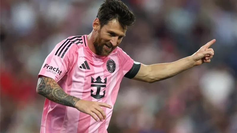 أسطورة ريال مدريد ينحاز لميسي ويصفه باللاعب المختلف