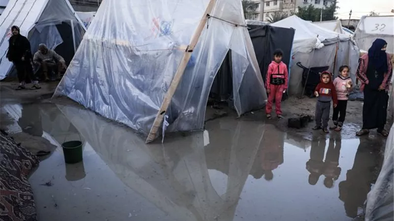 «شتاء غزة القاتل».. المنخفضات الجوية تفتك بالنازحين وسقوط 25 شهيدًا|فيديو