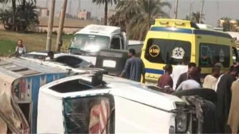 إصابة شخصين في حادث انقلاب سيارة ربع نقل على الطريق الصحراو الغربي بالأقصر
