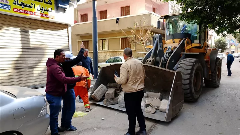 استجابة للأهالي.. محافظ القليوبية يوجه بإزالة إشغالات المحال ببنها