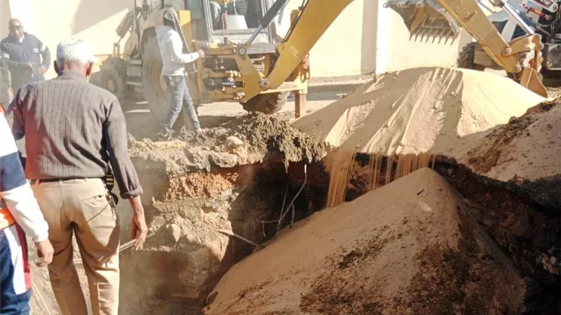 احتواء كسر مفاجئ بخط الصرف وإعادة ضخ المياه في أسوان