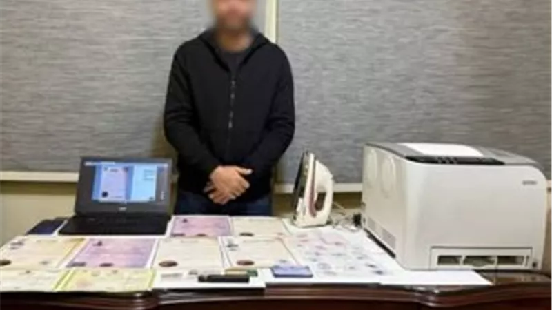 لاب توب وهاتف يكشفان المستور.. ضبط مزور الشهادات الجامعية بالجيزة