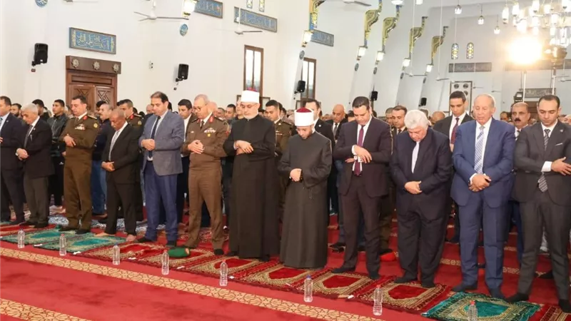 وزيرا الأوقاف والتعليم والمفتي يؤدون صلاة الجمعة ببورسعيد| صور