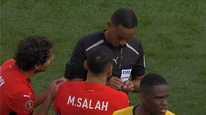 لحظة طرد محمد هاني لاعب منتخب مصر أمام جنوب أفريقيا| صور