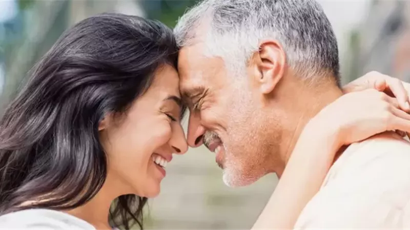  هل الفروق العمرية بين الرجل والمرأة هي مفتاح نجاح أو فشل الزواج؟ | خاص