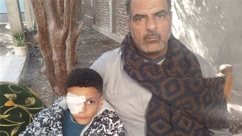 نجيب ساويرس يتكفل بعلاج طفل مصاب في عينه بقنا