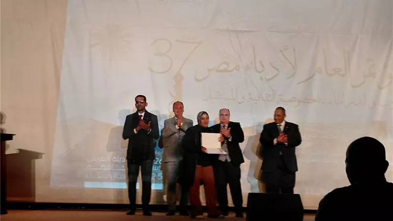 تكريم الفائزين بجوائز الأبحاث وأعضاء لجنة التحكيم في مؤتمر أدباء مصر|صور 