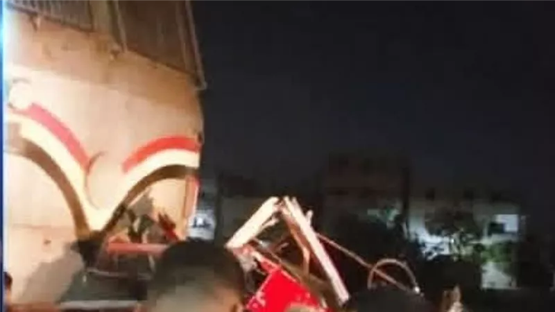 نجاة سائق وتوقف مؤقت.. تفاصيل اصطدام قطار بسيارة في المنوفية