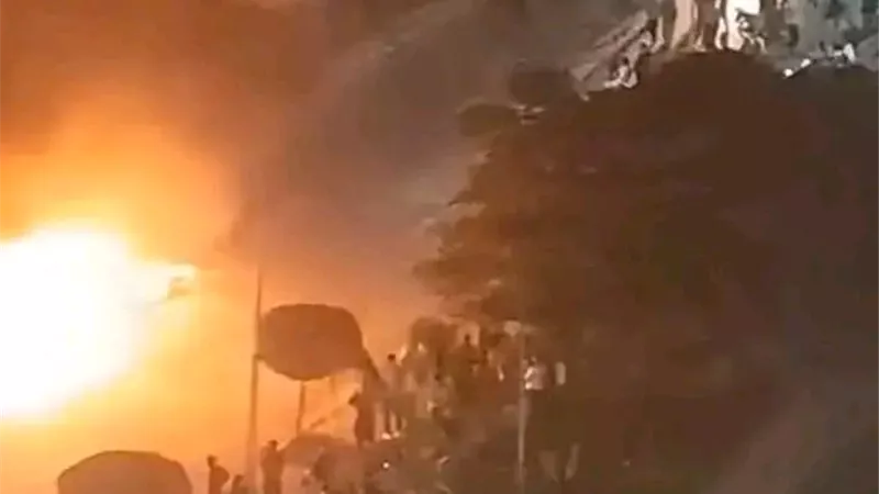 حريق هائل إثر تصادم سيارتين بشارع الجيش في المنصورة 