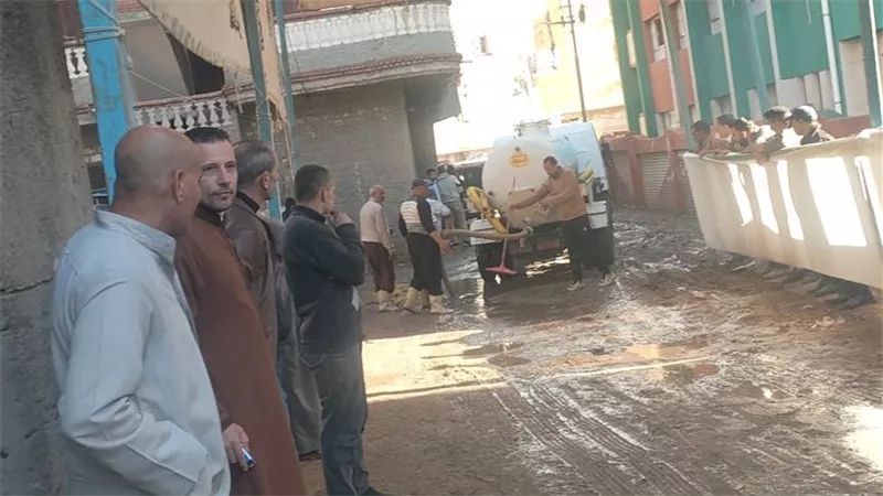من أمام لجان الانتخاب بالبحيرة.. سيارات الكسح تسحب مياه الأمطار| فيديو