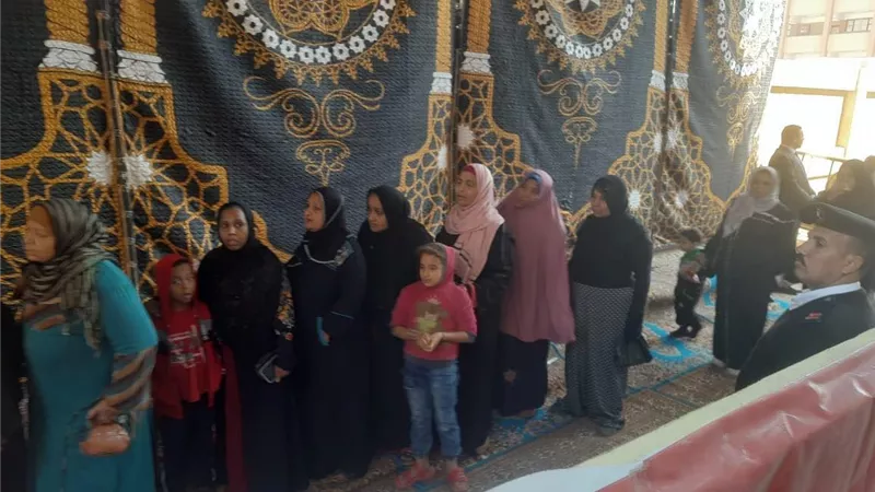 المرأة تتصدر المشهد.. إقبال الناخبين للتصويت في جولة الإعادة في سوهاج