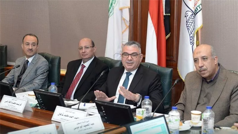 تجارة عين شمس 10 ​منح دراسية للطلاب المتفوقين بشعبة الدراسة باللغة العربية