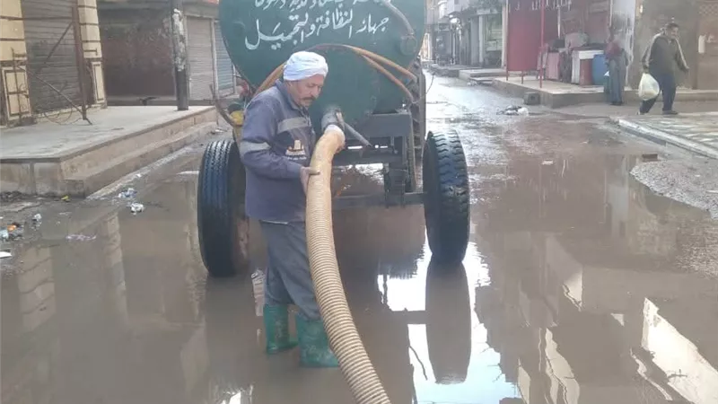 رئيس مدينة دسوق يتابع جهود جهاز النظافة والتجميل فى رفع مياه الأمطار