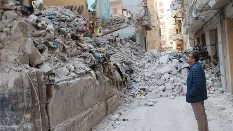 رئيس حي الجمرك بالإسكندرية يكشف تفاصيل العقار المنهار فجر اليوم|خاص