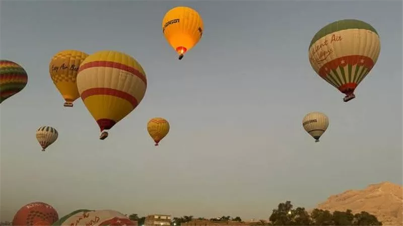 رحلات المنطاد تبلغ التفويلة في الأقصر.. بـ 105 رحلات على متنها 2940 سائحا