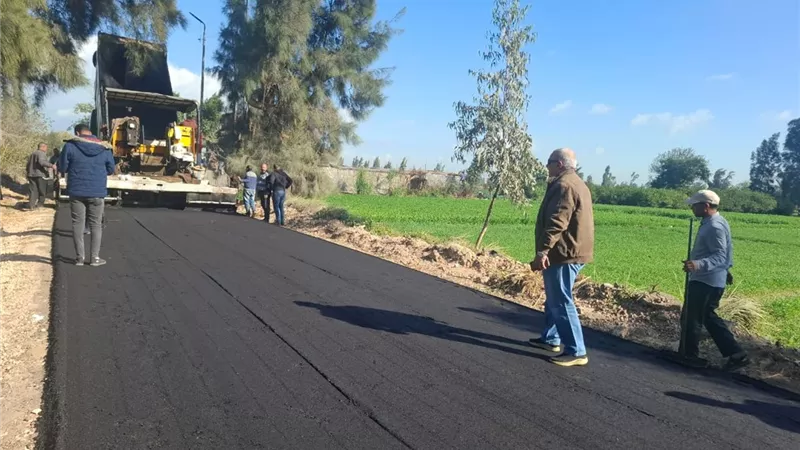 متابعة أعمال رصف طريق قرية حرارة بمركز حوش عيسى بتكلفة 3.7 مليون جنه