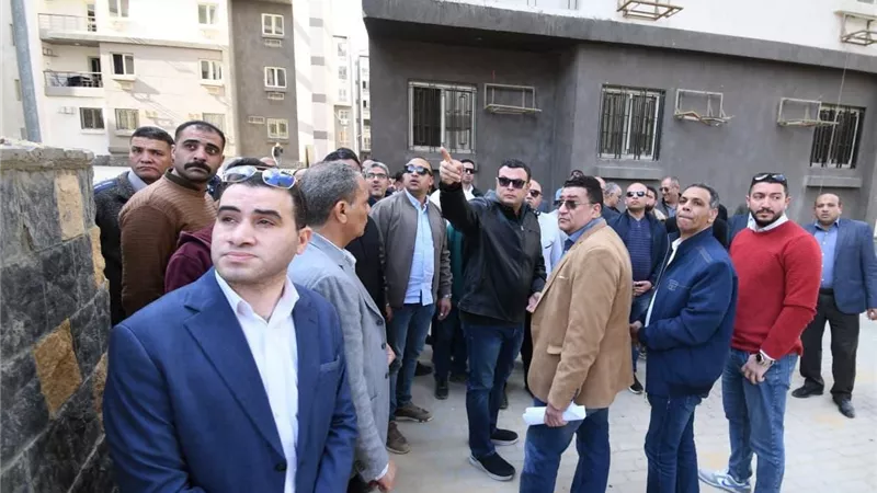 استجابة فورية.. وزير الإسكان يغير مسار جولته بمشروع سكن مصر