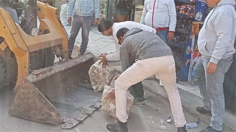 استمرار حملات إزالة الإشغالات لاستعادة الانضباط المروري ببنها
