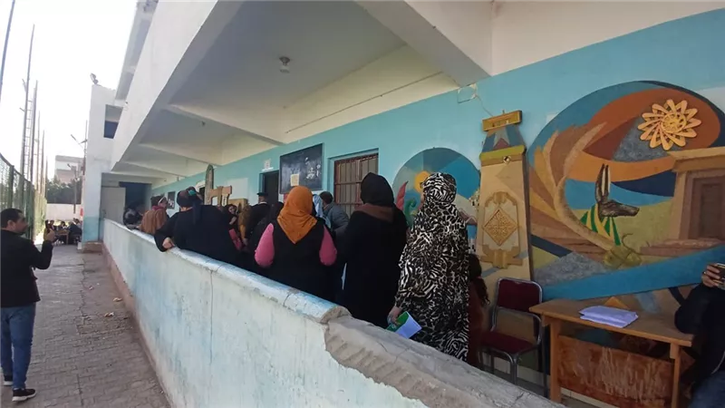 طوابير الناخبين تكسر هدوء الاستراحة وتُشعل لجان الاقتراع في شرق أسيوط
