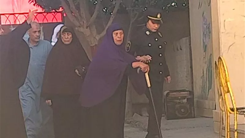 لفتة إنسانية.. الشرطة النسائية تساعد مسنة للتصوت بالانتخابات في الفيوم