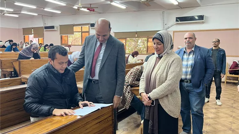 جامعة الزقازيق ترفع شعار «الطُمأنينة والالتزام» في لجان امتحانات «الصيدلة»