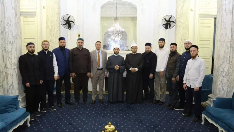 وزير الأوقاف يلتقي وفدًا من باحثي أكاديمية 