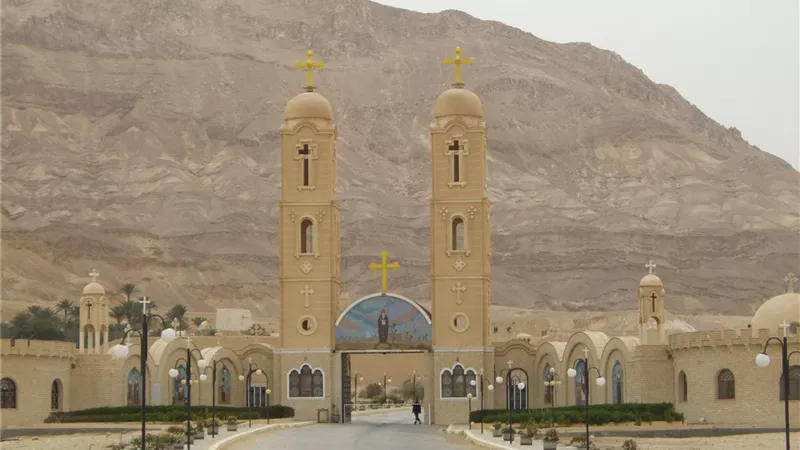 من القلالي إلى الكنائس الأثرية.. ماذا تخفي أسوار دير الأنبا أنطونيوس؟