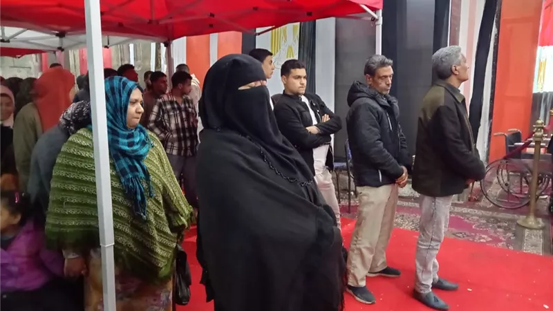 توافد الناخبين قبل ساعة من إغلاق لجان الإعادة بدائرة شرق أسيوط
