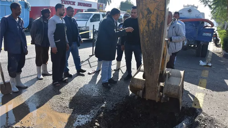 رئيس «مياه الأقصر» يتابع إصلاح خط «الجولي فيل» ويوجه بالاستجابة للشكاوى 