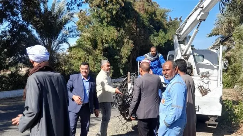 تنفيذا لتوجيهات محافظ قنا.. «محلية قفط» ترفع كفاءة طريق الأقصر الزراعي