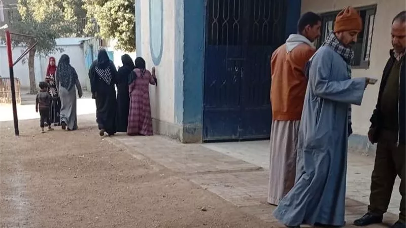 المواطنون يتوافدون للإدلاء بأصواتهم على اللجان الانتخابية بسوهاج