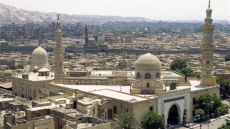 مسجد السيدة نفيسة.. مقام آل البيت الذي جمع التاريخ والروحانية بقلب القاهرة