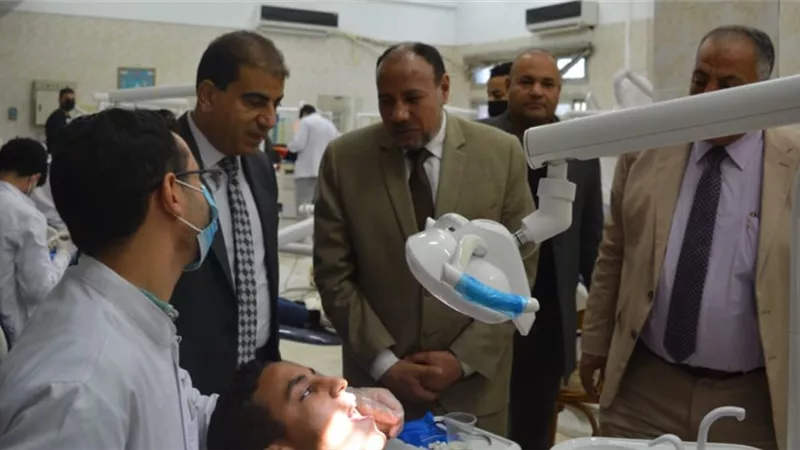 نائب رئيس جامعة الأزهر بأسيوط يتفقد العيادات الخارجية لطب الأسنان