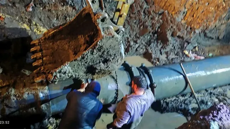 إصلاح عاجل بخط طرد محطة مياه منية النصر بالدقهلية