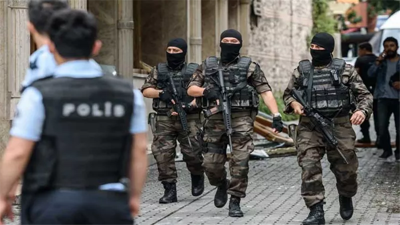 القبض على 3 أشخاص يعملون بقنوات إخوانية خططوا لاقتحام قنصلية مصر بتركيا