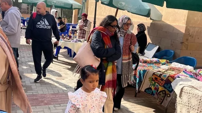 معرض الحرف اليدوية بالفيوم بنادي الزهور يجذب الزوار لترويج السياحة