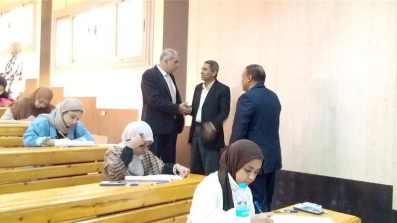  رئيس جامعة أسوان يتفقد امتحانات كلية الزراعة لضمان الانضباط داخل اللجان