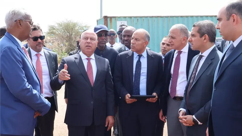 وزير النقل والصناعة  يزور مقر سلطة الموانئ والمناطق الحرة بجيبوتي