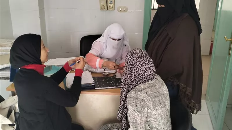 تقدم خدمات صحية وتوعوية لـ197 مواطنًا بالدلنجات| صور
