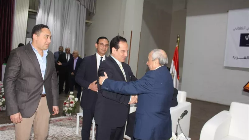 تكريم محمد ثروت خلال مشاركته في تقديم درع شخصية العام لنقيب المهندسين